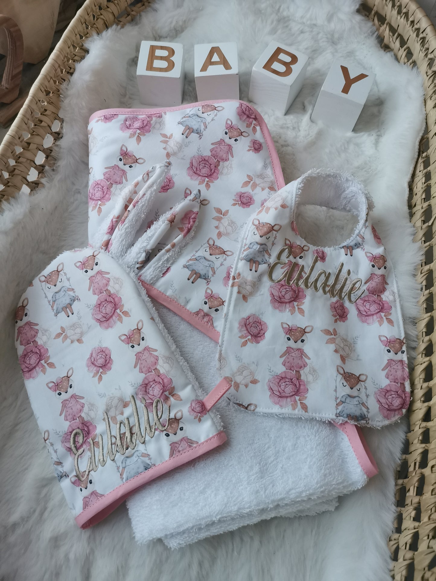 Coffret cadeau naissance personnalisé , cape de bain avec gant de toilette et bavoir, prénom bébé